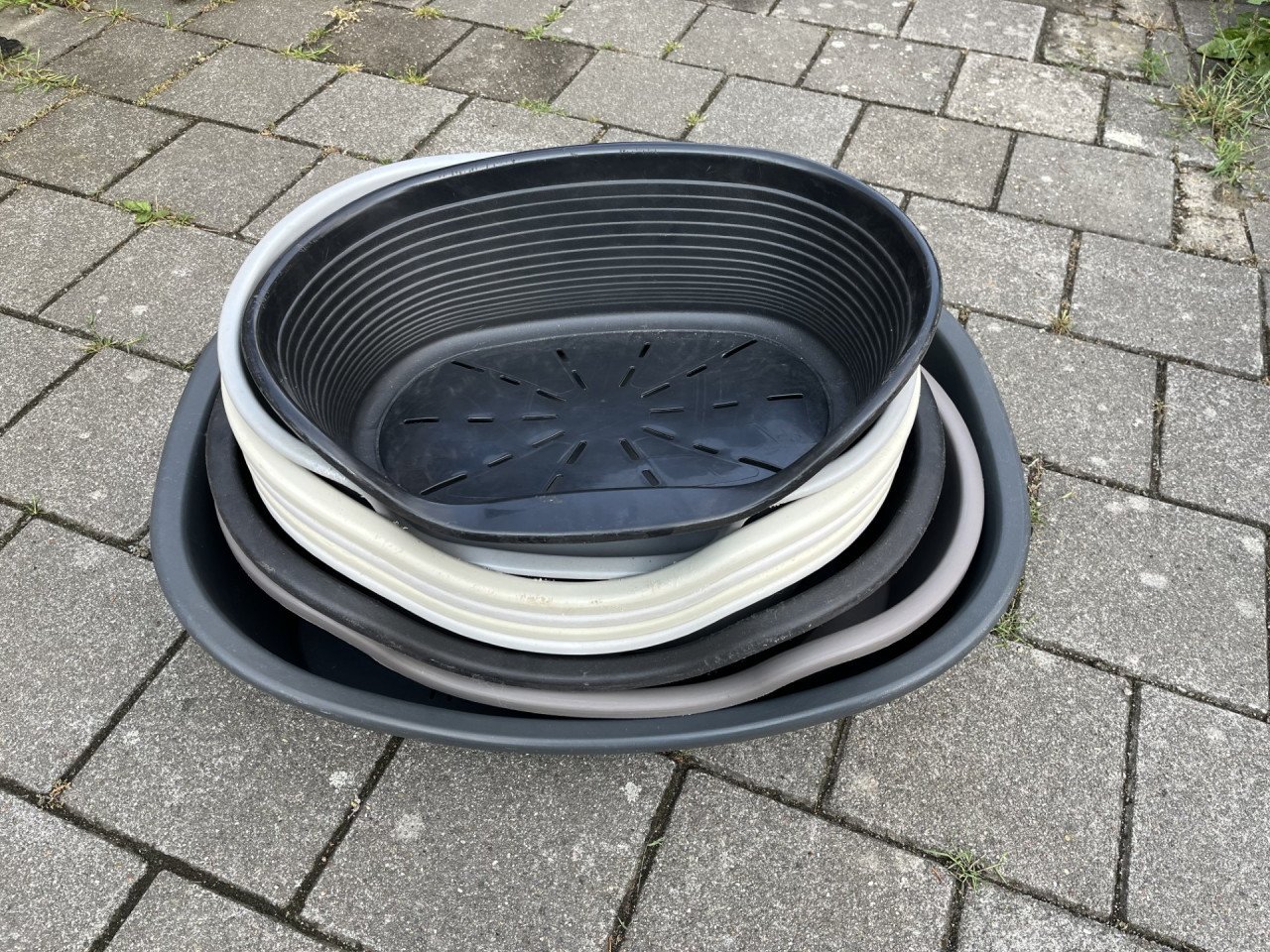 Diverse plastic hondenmanden