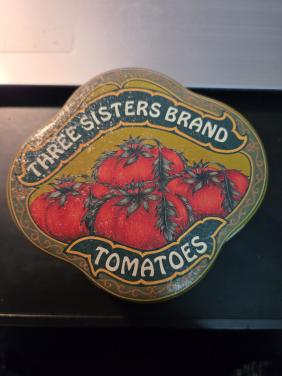Vintage tinnen blikje met een 'Three Sisters Brand' tomatenlabel uit 1920