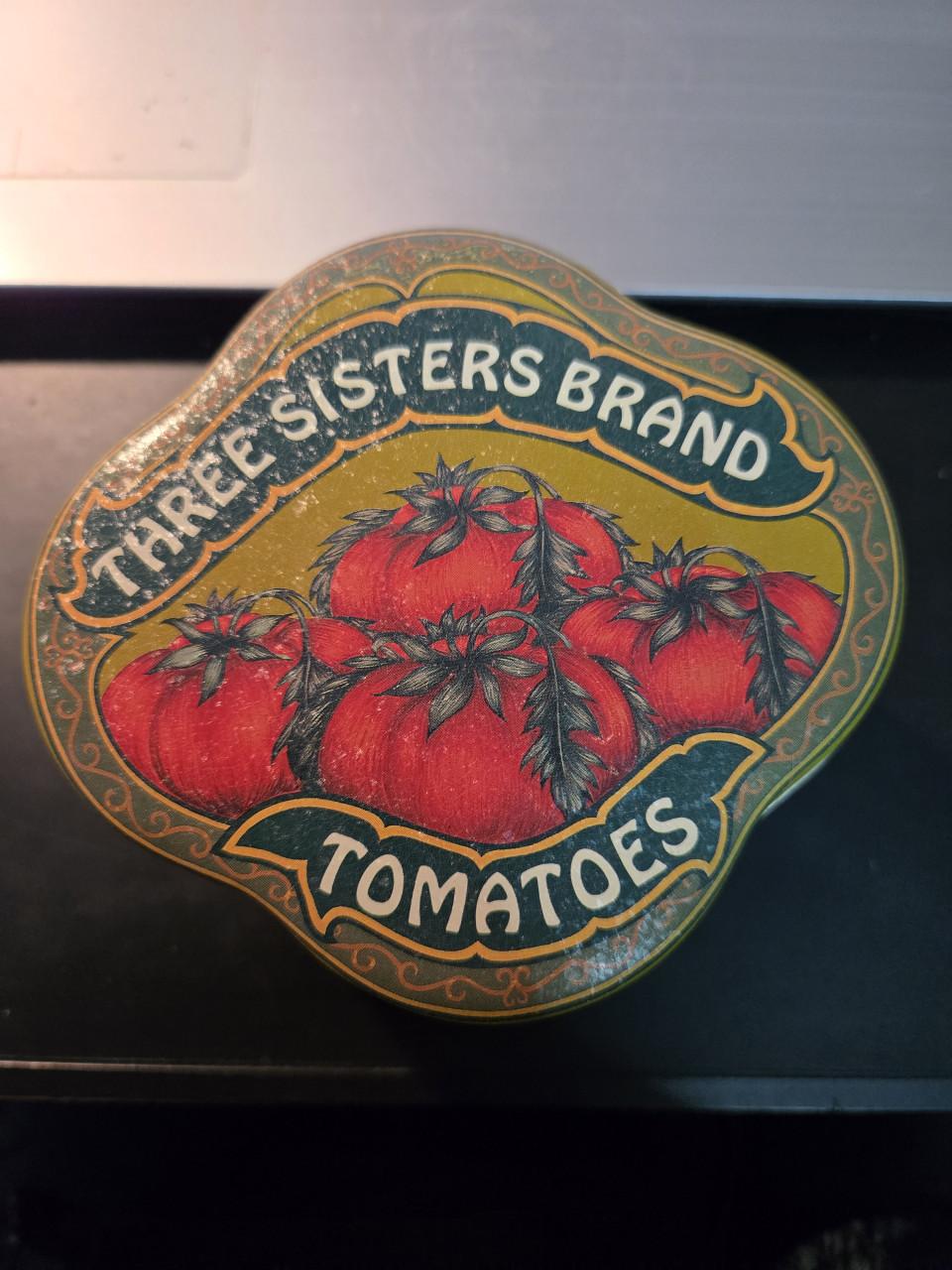 Vintage tinnen blikje met een 'Three Sisters Brand' tomatenlabel uit 1920