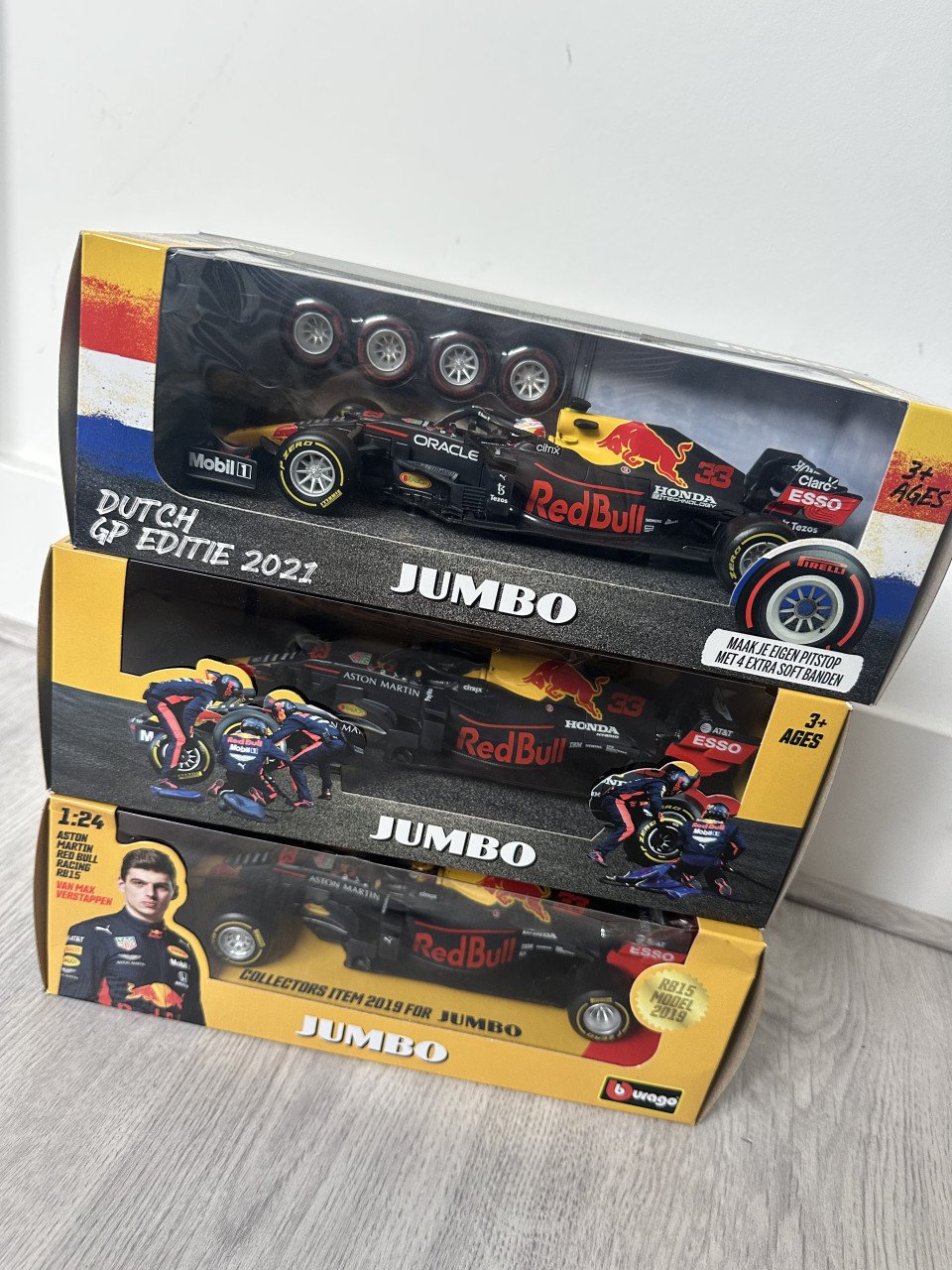 Drie nieuwe Red bulls auto's 1:24