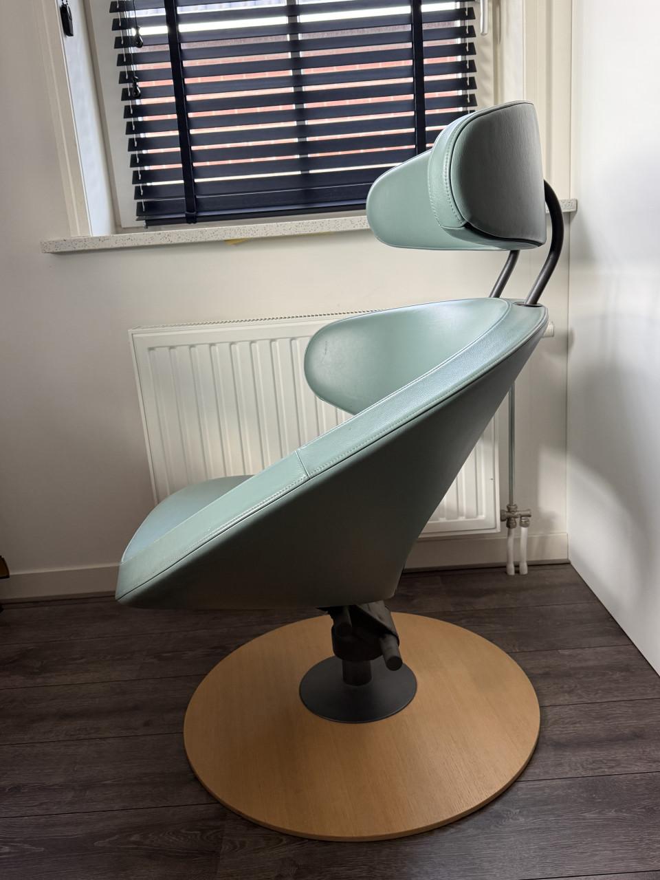 Comfortabele Varier Peel stoel met voetenbank – leer – zeer goede staat