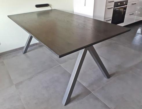 Donkerbruine eettafel met metalen onderstel