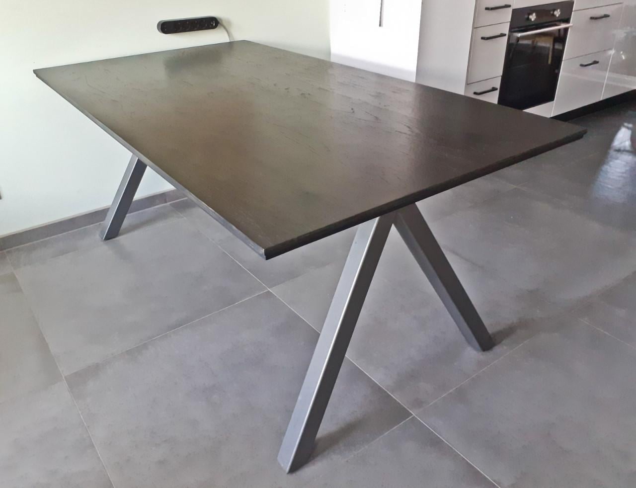 Donkerbruine eettafel met metalen onderstel