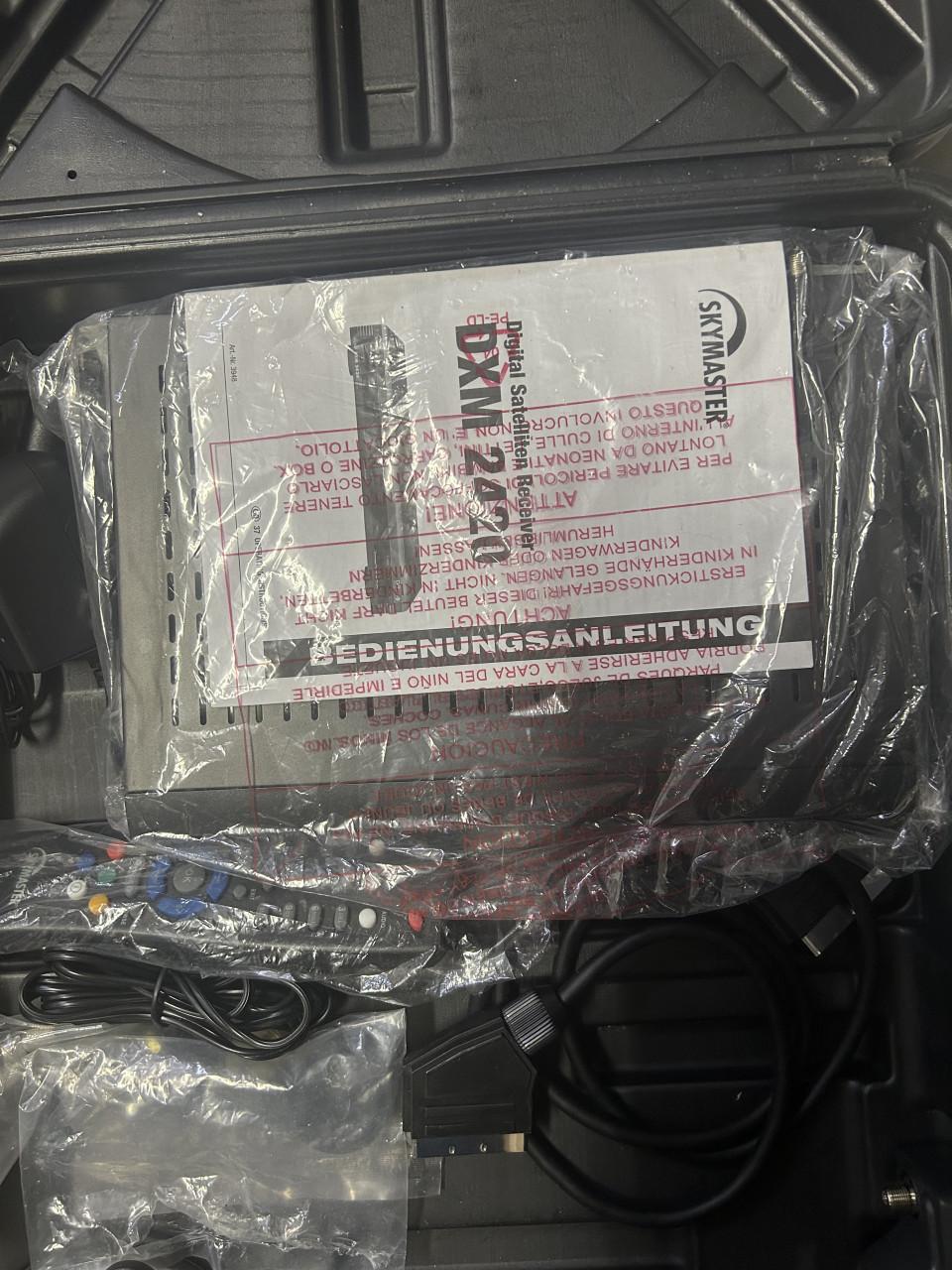 Camping spullen / tv plus toebehoren satelietschotel leveler camping kasten