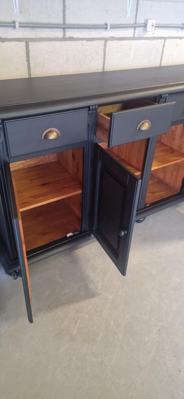 Mooi en ruim dressoir in mat zwarte kleur