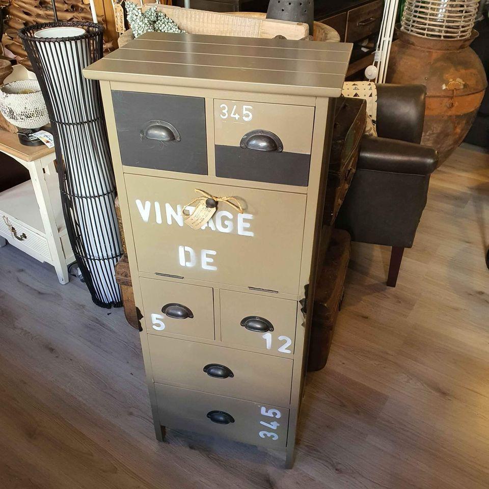 NACHTKASTJES, BEDBANKEN, TAFELS, STOELEN, KASTEN,