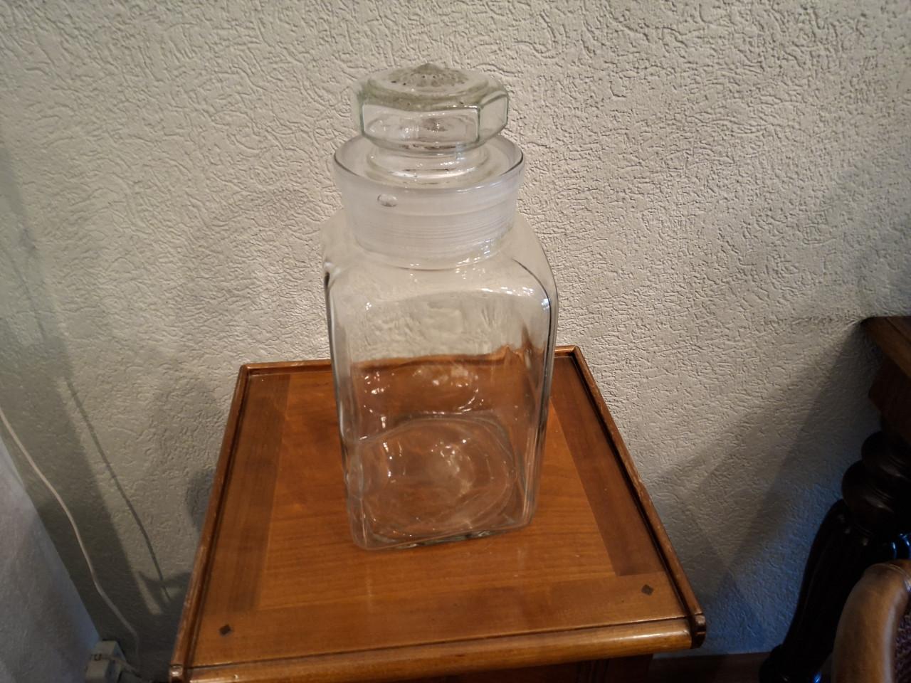 Glazenstopfles puntgaaf met deksel.