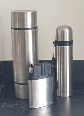 RVS 2 x thermoskan 1 ltr en 1/2 ltr + zakfles met schroefdop, samen 10 euro