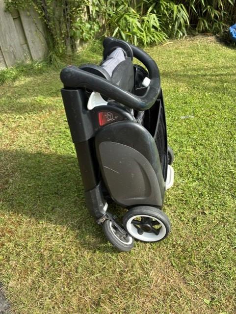 Bugaboo Ant buggy grijs vliegtuigformaat klein opvouwbaar