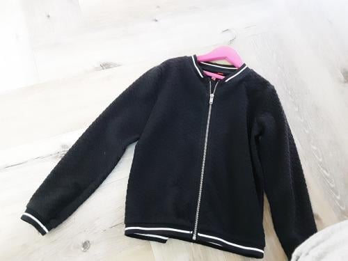 Leuk zwart vestje mt 146