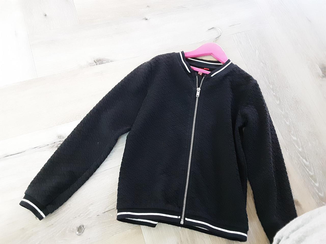 Leuk zwart vestje mt 146