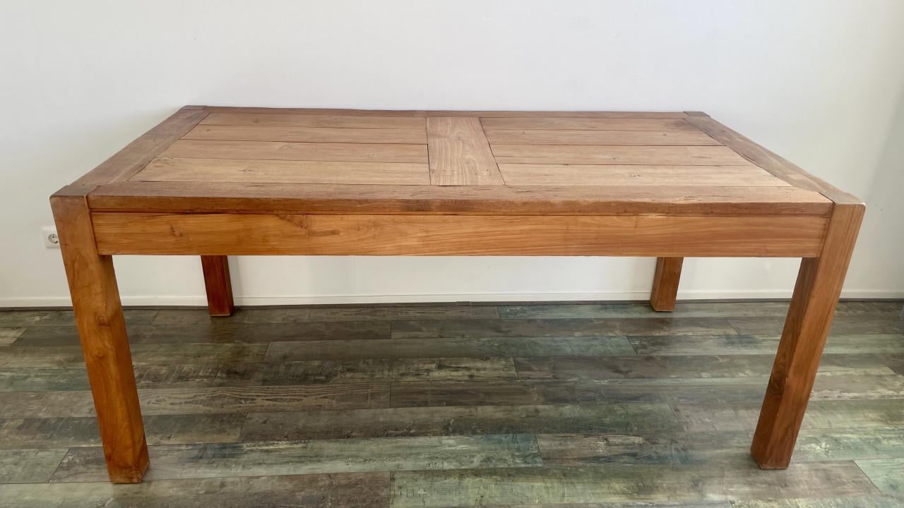 Massief, grote houten (eet)tafel