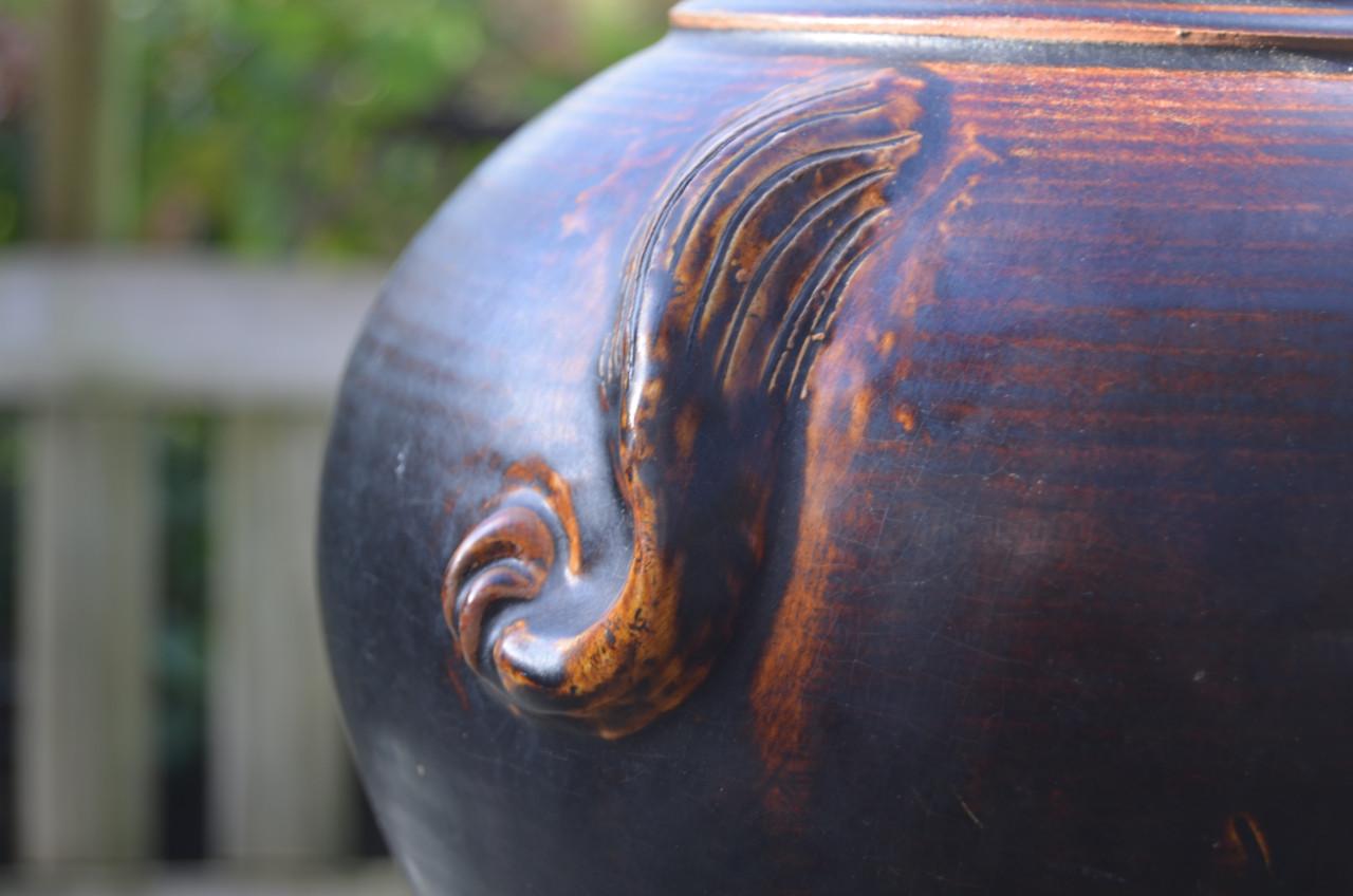 Terracotta offerpot met decoratie v/e konijn. China vroeg 20e eeuw.