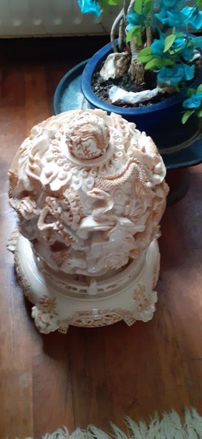 Bijzet-tafel of Nachtkastje uit CHINA / of salontafel / div. Kunst