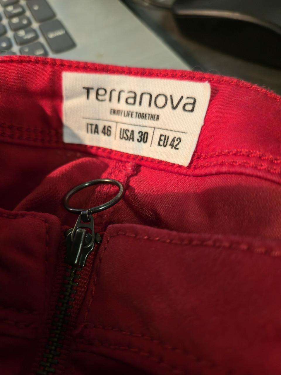 🌸 Felrode slim-fit broek van Terranova. Maat 42, maar valt klein. ✨️