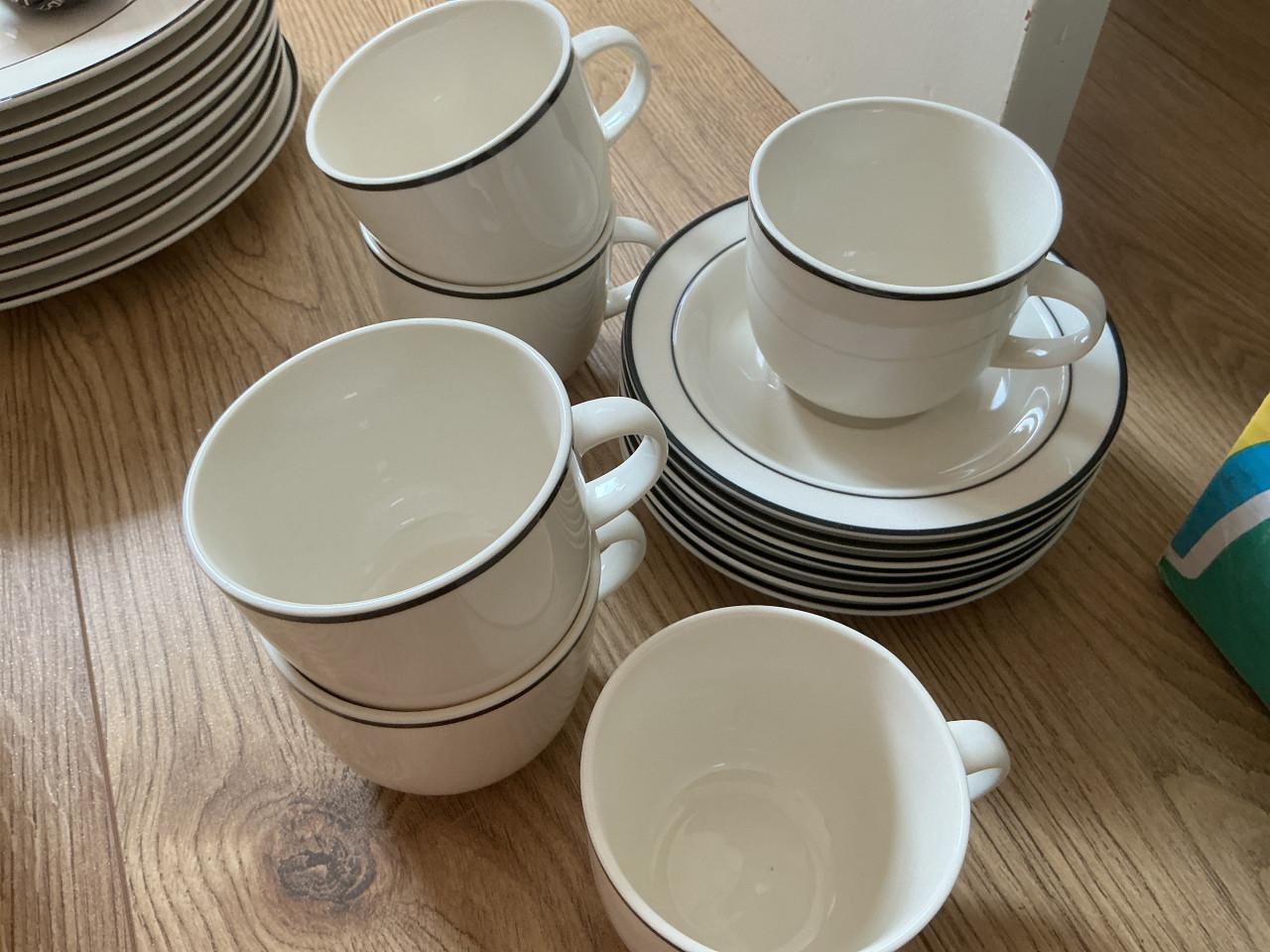 Servies wit met zwart randje voor 8 personen