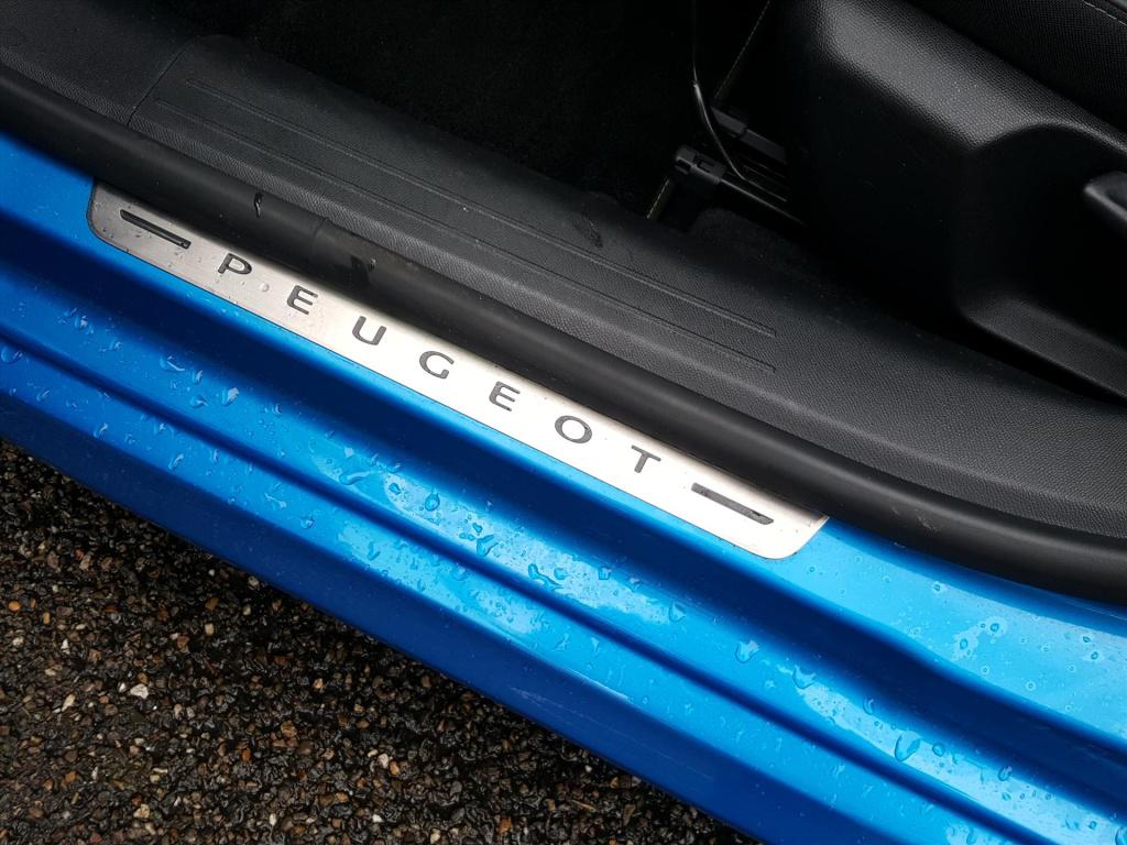 Peugeot 208 1.2 100pk gt-line 3d cockpit | apple carplay&android auto | nav