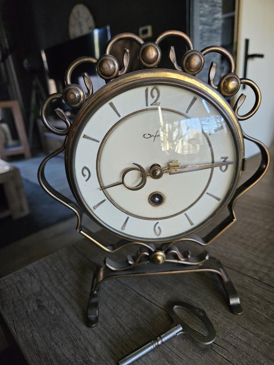 Mooie opwindbare tafelklok/pendule Orfac, jaren 50 messing