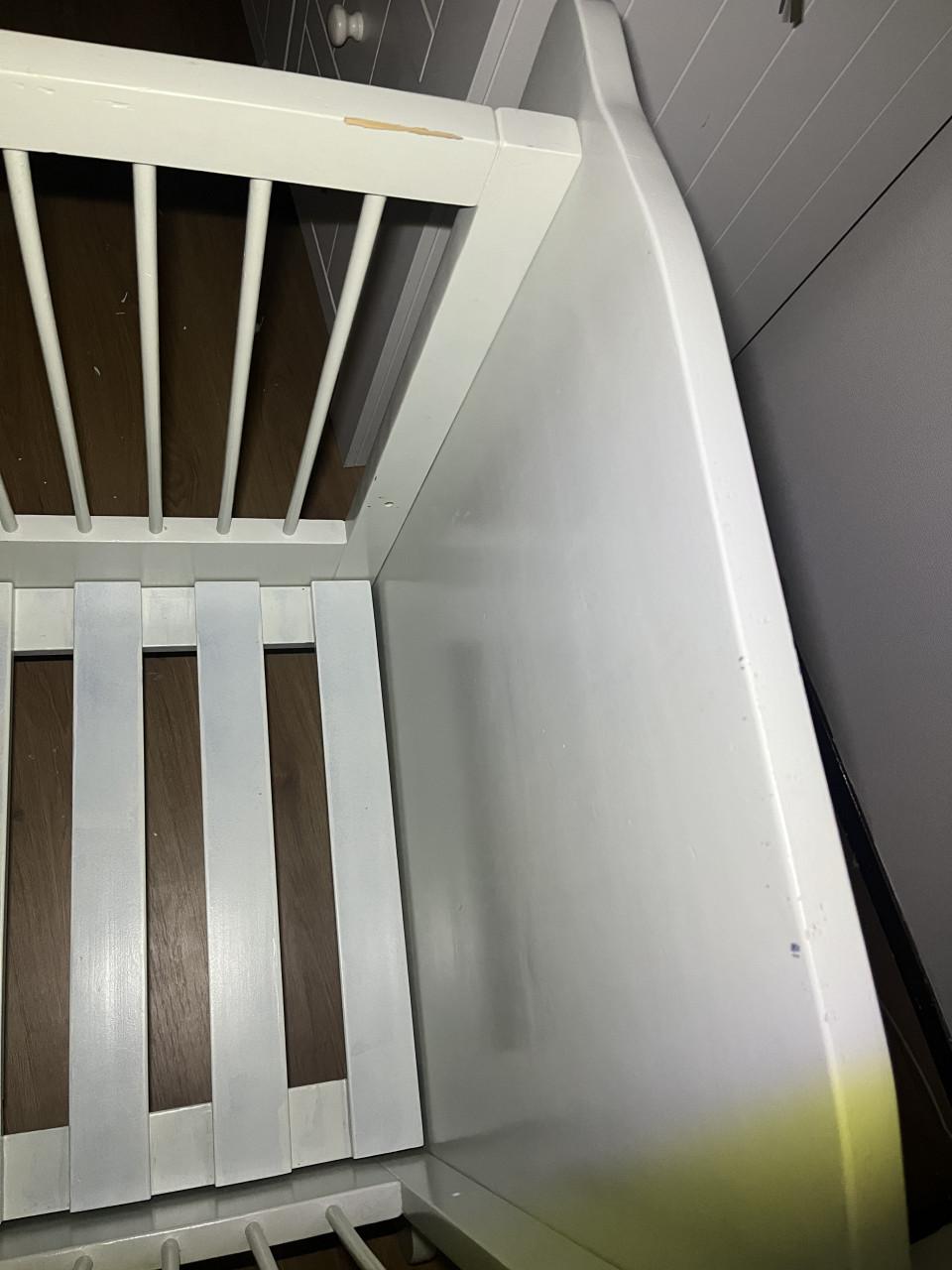 Wit houten ledikant / babybed – stevig & netjes