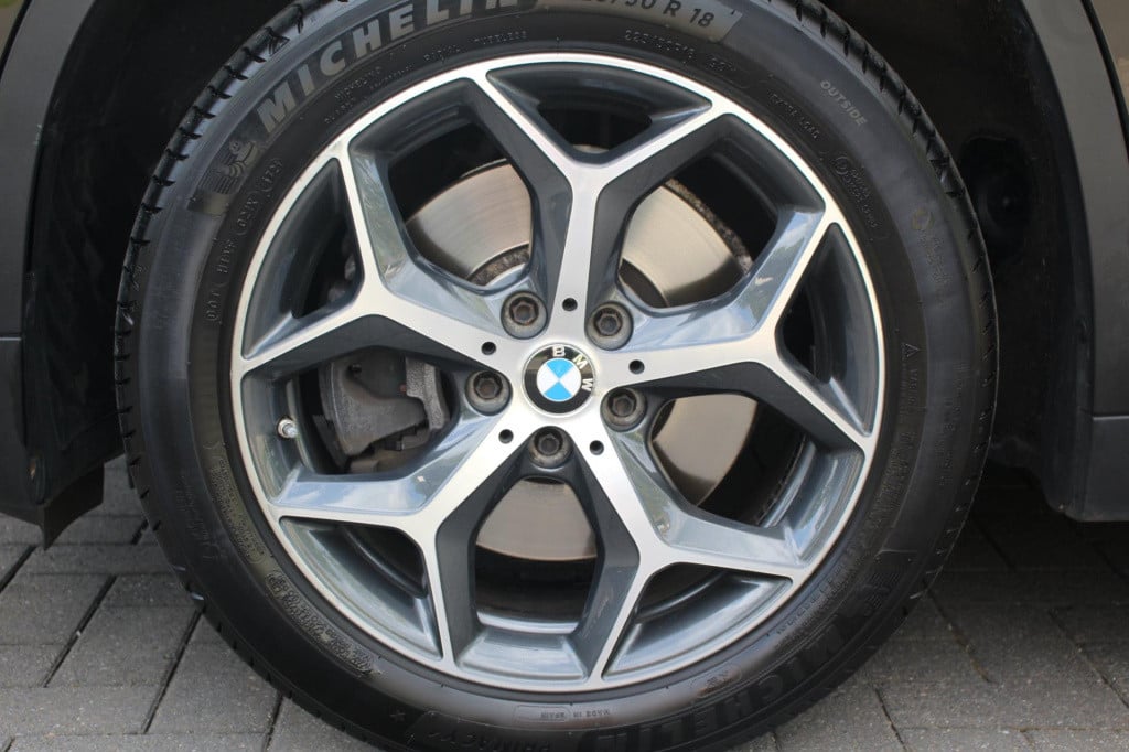 BMW X1 xdrive20i sport line automaat - led - pano - navi - stoel verw - cru