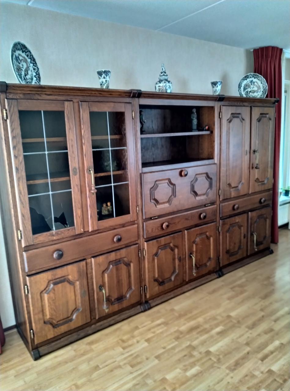Eikenhouten wandkast