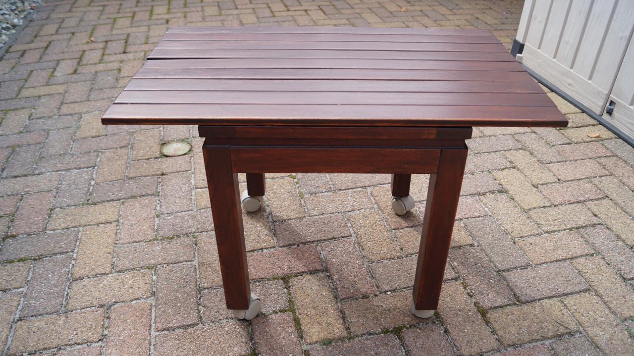 Teakhouten buiten tafeltje, gratis af te halen.