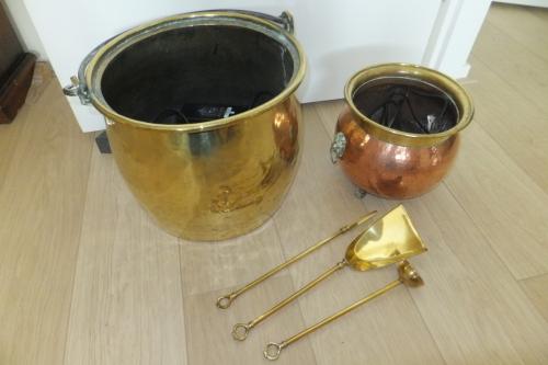 2 antieke koperen potten met 3delig haardstel