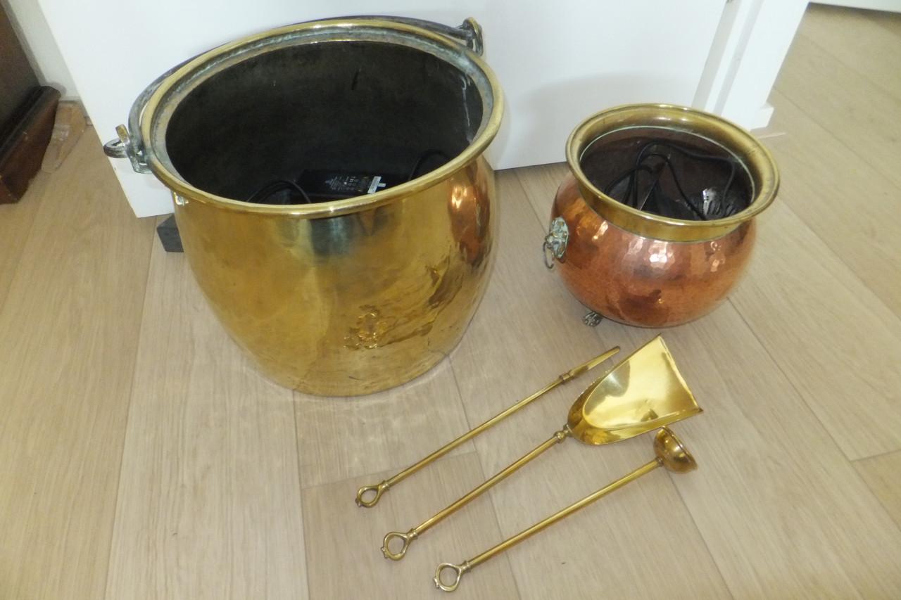 2 antieke koperen potten met 3delig haardstel