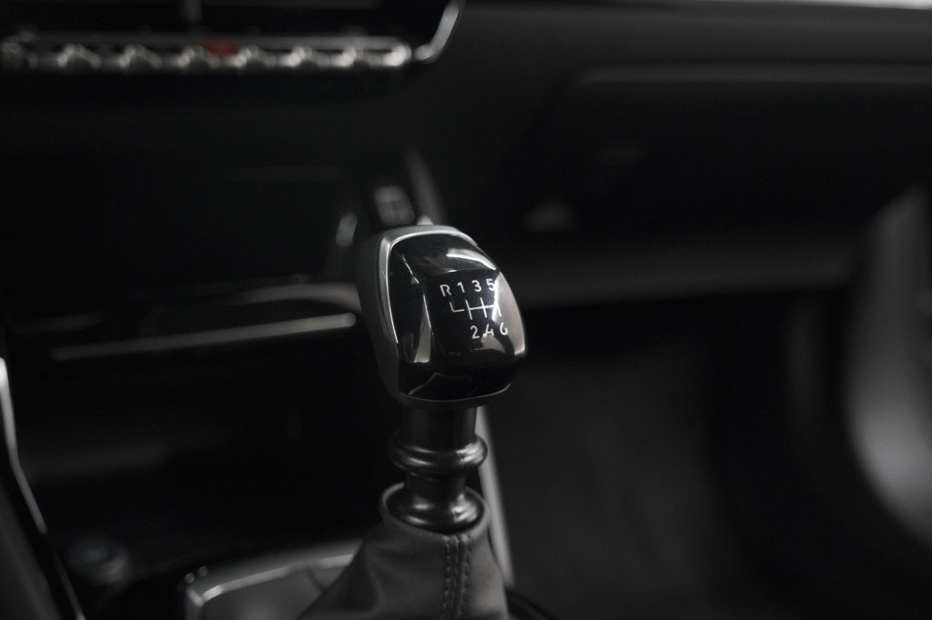 Peugeot 2008 puretech 100 allure | camera | navigatie | apple carplay | par