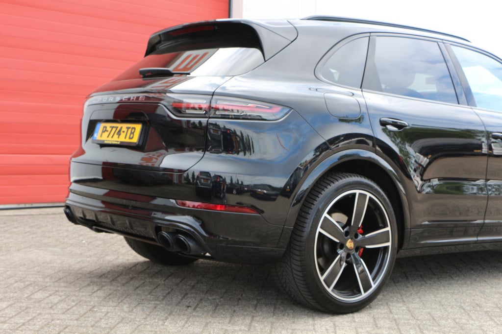 Porsche Cayenne 3.0 340pk trekhaak | all black | 22 inch
