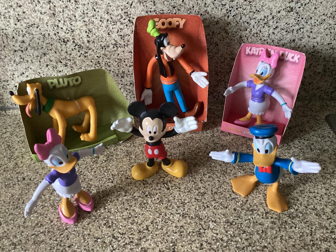 Pluto, Micky Mouse, Katrien Duck, Donald Duck en Goofy.