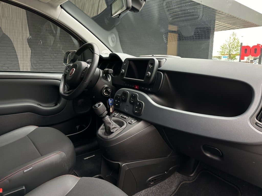 Fiat Panda 1.0 hybrid red cross hybrid // nieuwstaat // 17.000km //