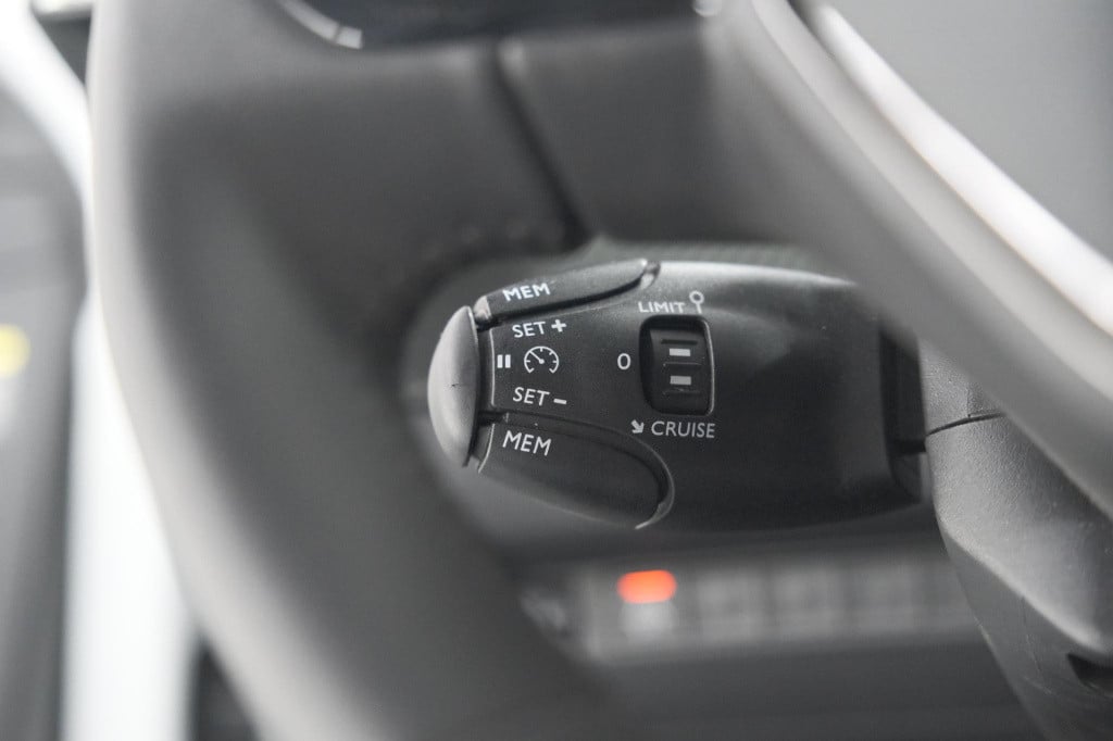 Peugeot 208 puretech 100 allure pack | camera | apple carplay | stoelverwar