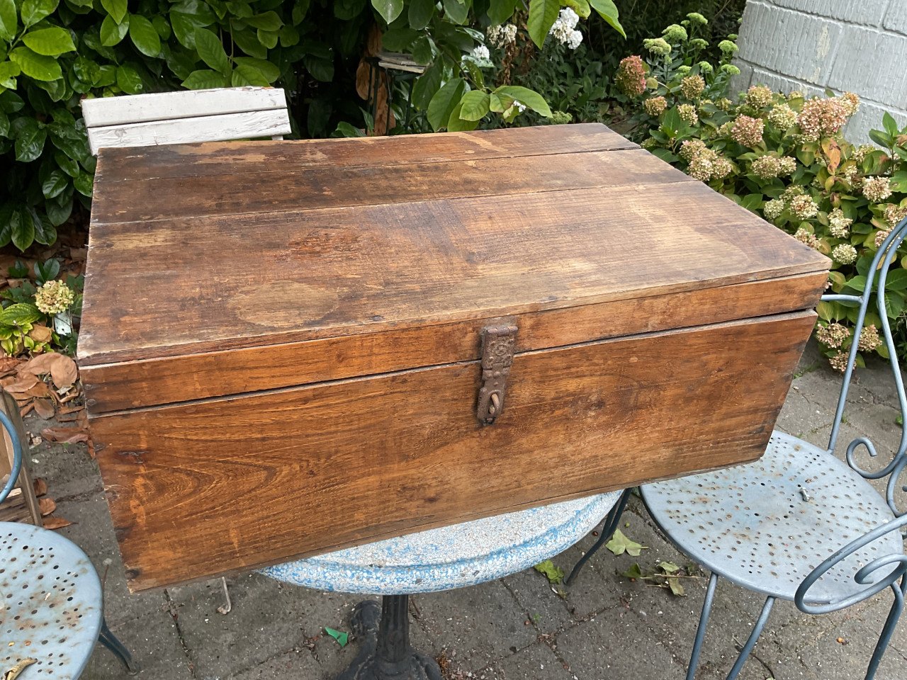 Houten kisten en kratten.