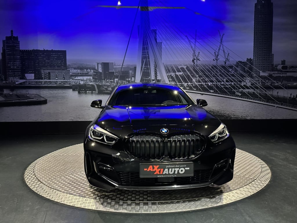 BMW 1 Serie 118i high executive *m-pack*pano*harmankardon*m-technic stoelen