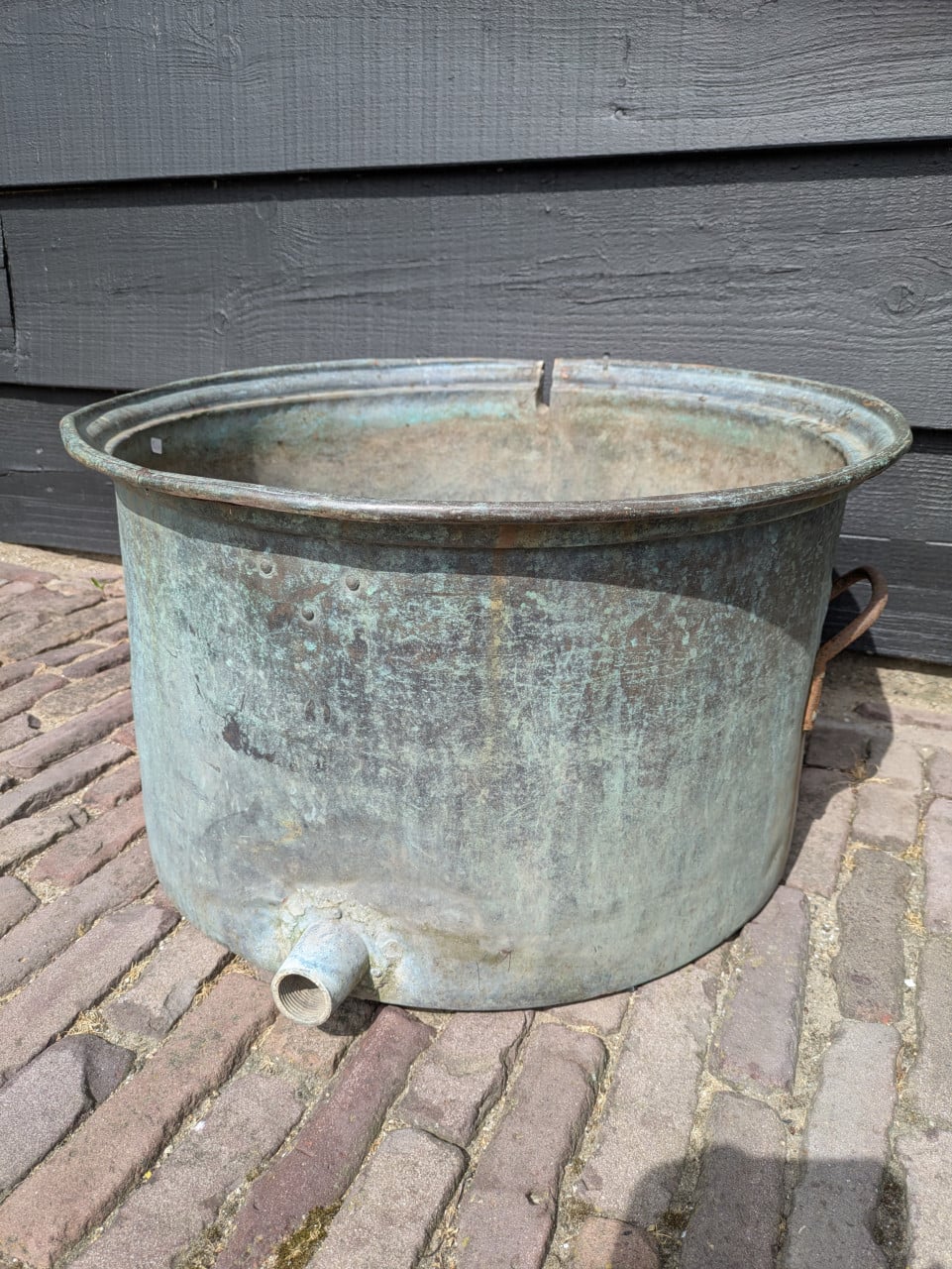 Heel veel grote bloempotten