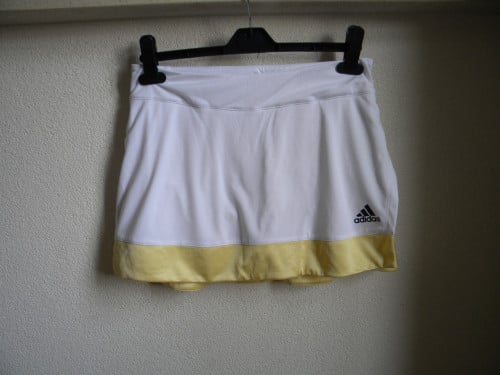 2 x Tennis rok maat S en XXS ( in goede staat )  zwart XXS wit S  €5 per