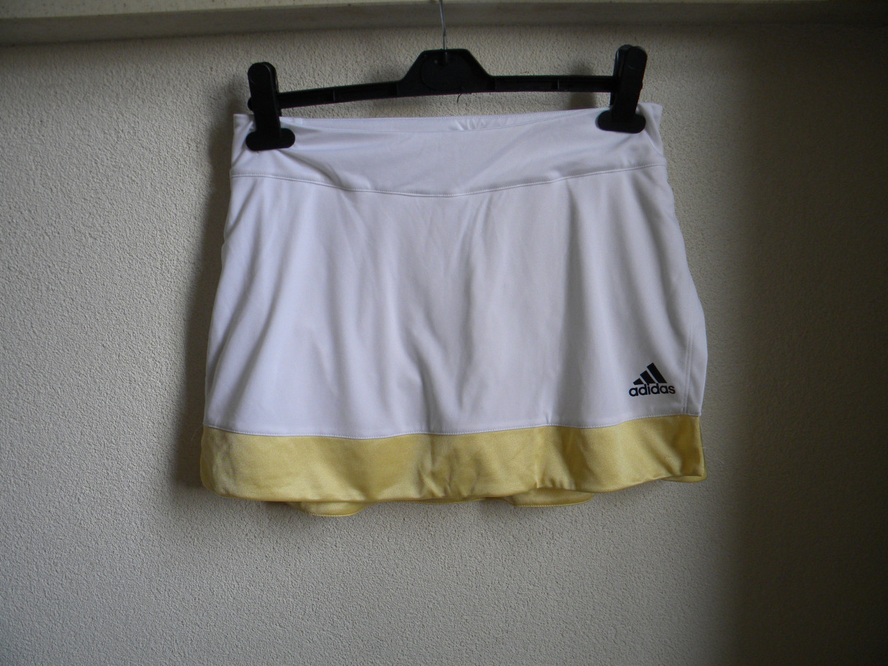 2 x Tennis rok maat S en XXS ( in goede staat )  zwart XXS wit S  €5 per