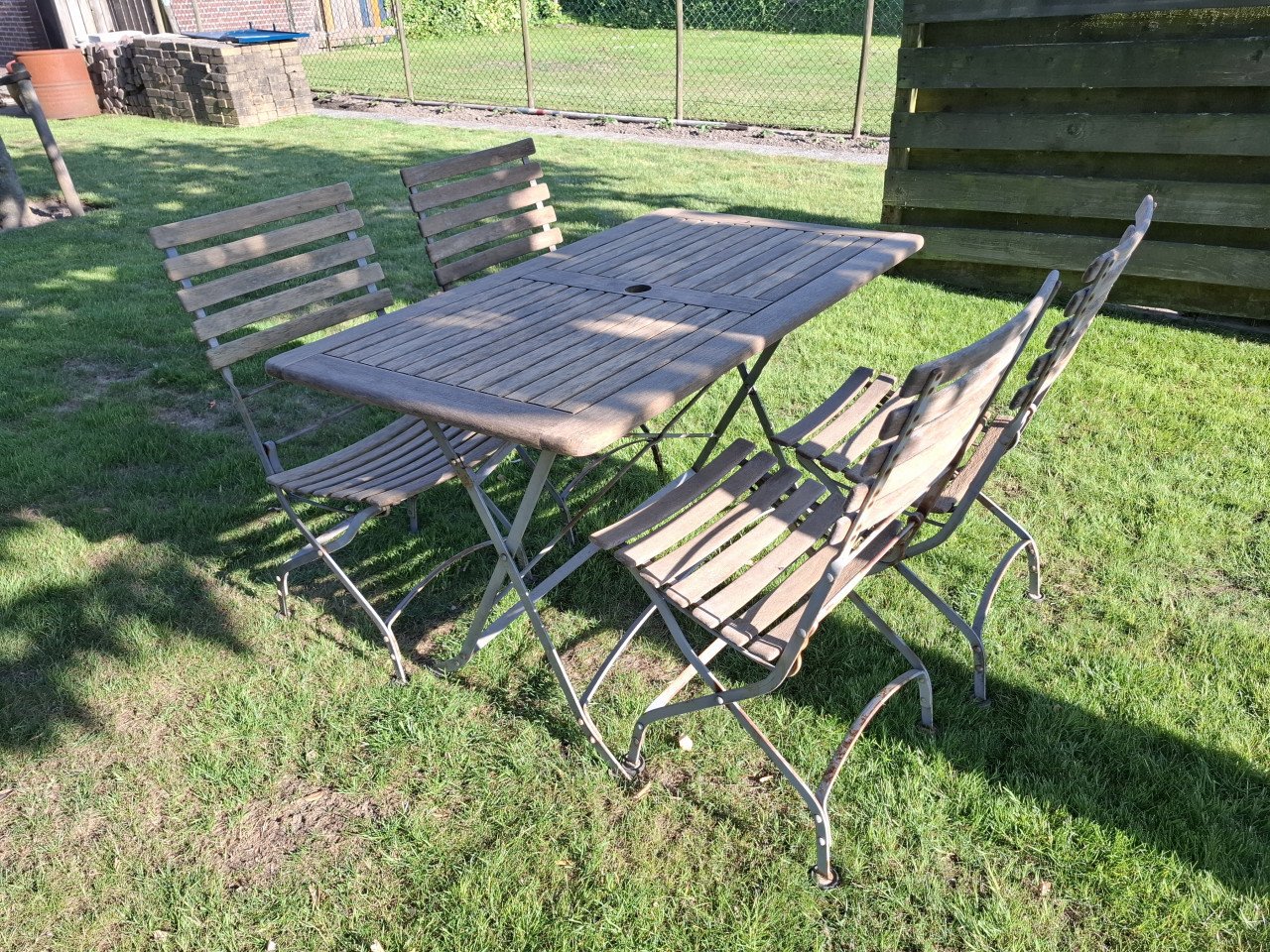 Oud teakhouten tafel + 4 stoelen