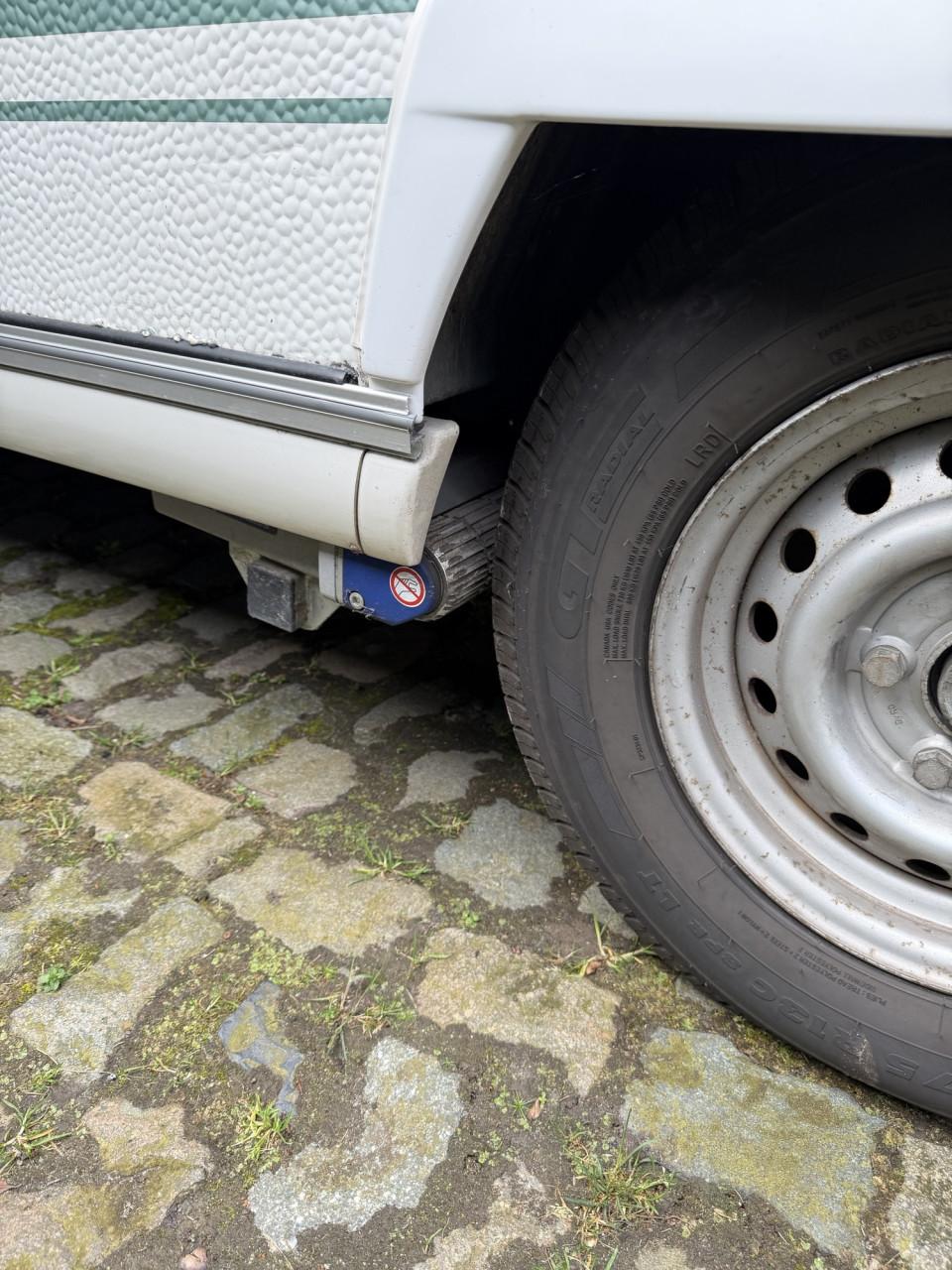 Chateau 466 Carrat  2007 met voortent, fietsenrek en mover