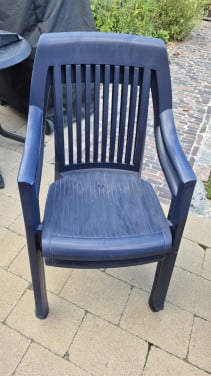 2 tuintafels en 2 tuinstoelen