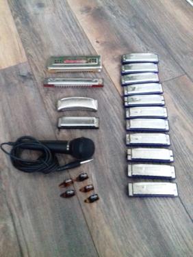 Johnon en Hohner bluesharpen, mondharmonica's, microfoon en plectrums
