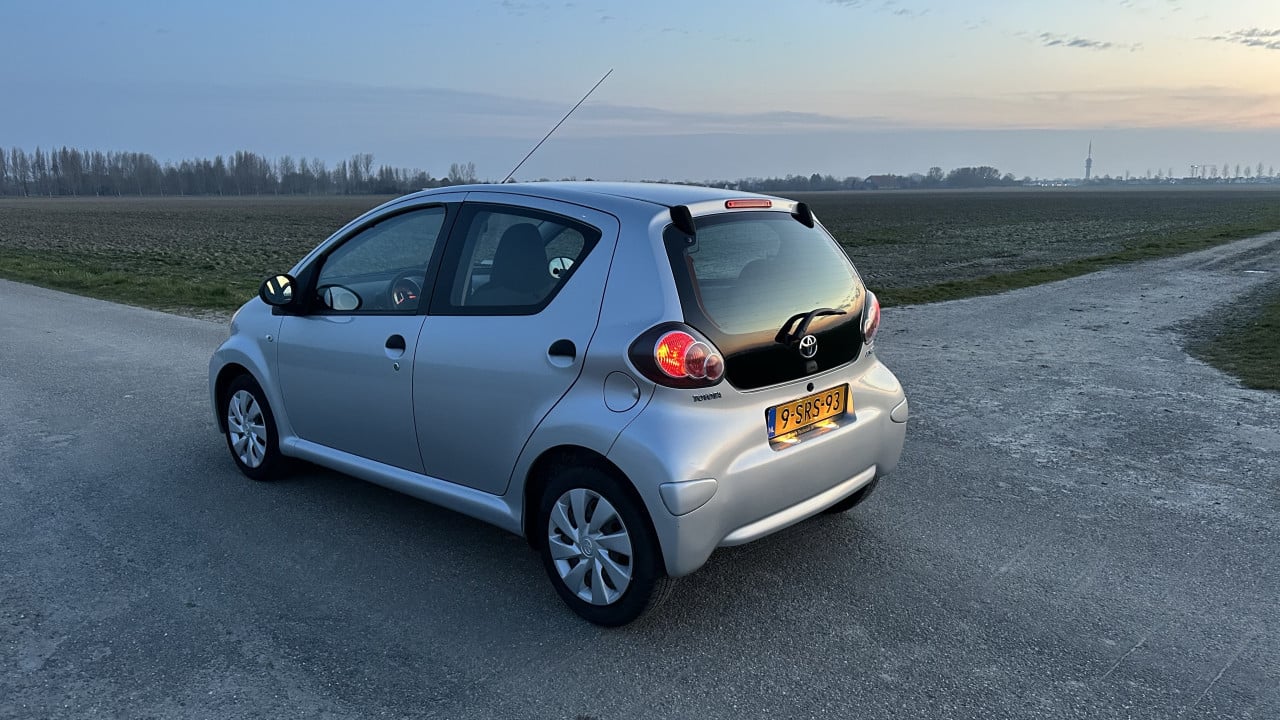 Toyota Aygo 1.0 12V Vvt-i 5DRS 2013 Grijs