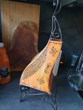 Prachtige oosterse tafellamp oranje met lederen lampenkap...