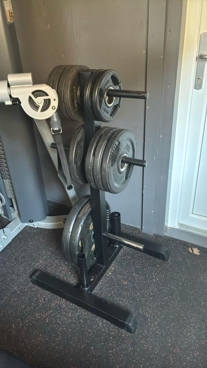 Te koop fitnessbank met halterstang en gewichten