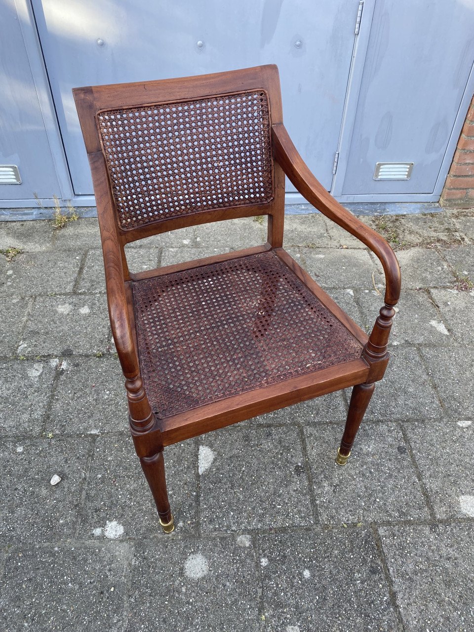 2 mooie houten stoelen met rieten zitting en armleuningen