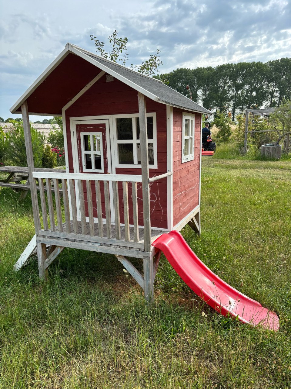 Speelhuisje met glijbaan
