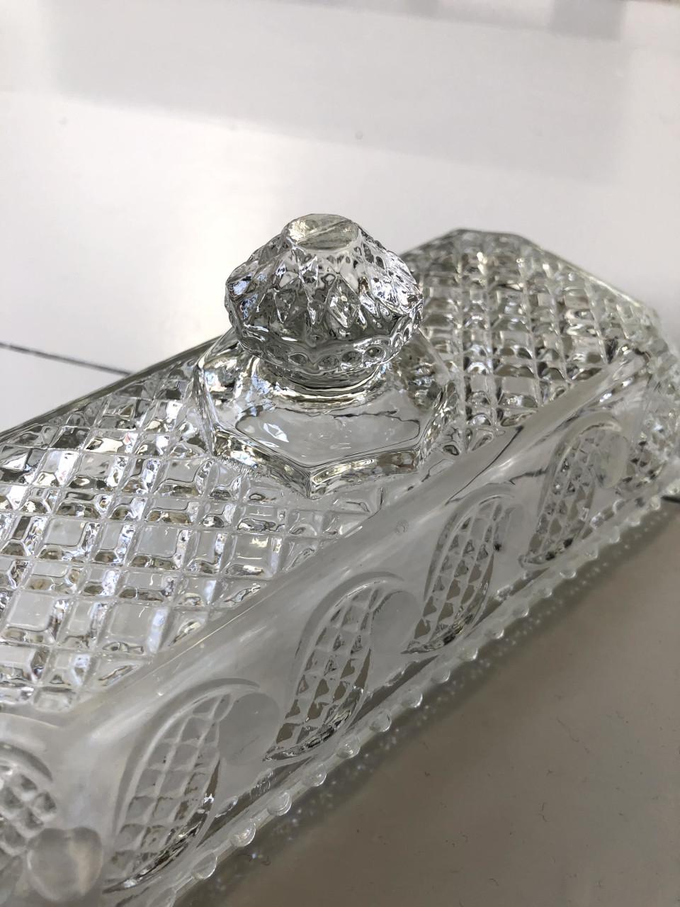 Zeer mooie gedetailleerd brocante botervlootje van geperst glas