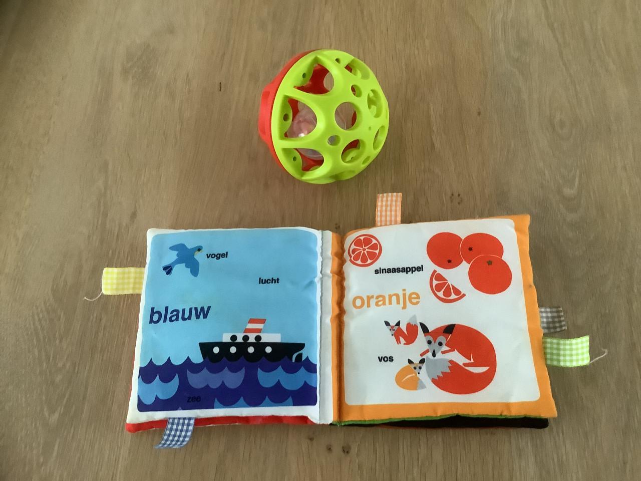 Baby Grijp/Rammel Bal + Stoffen Babyboekjes