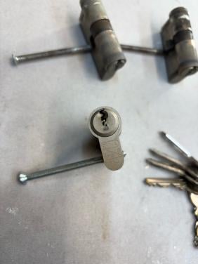 Drie gelijksluitende cilinders (1 sleutel syst.)